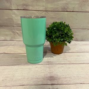 Yeti 30 oz Rambler Tumbler with lid